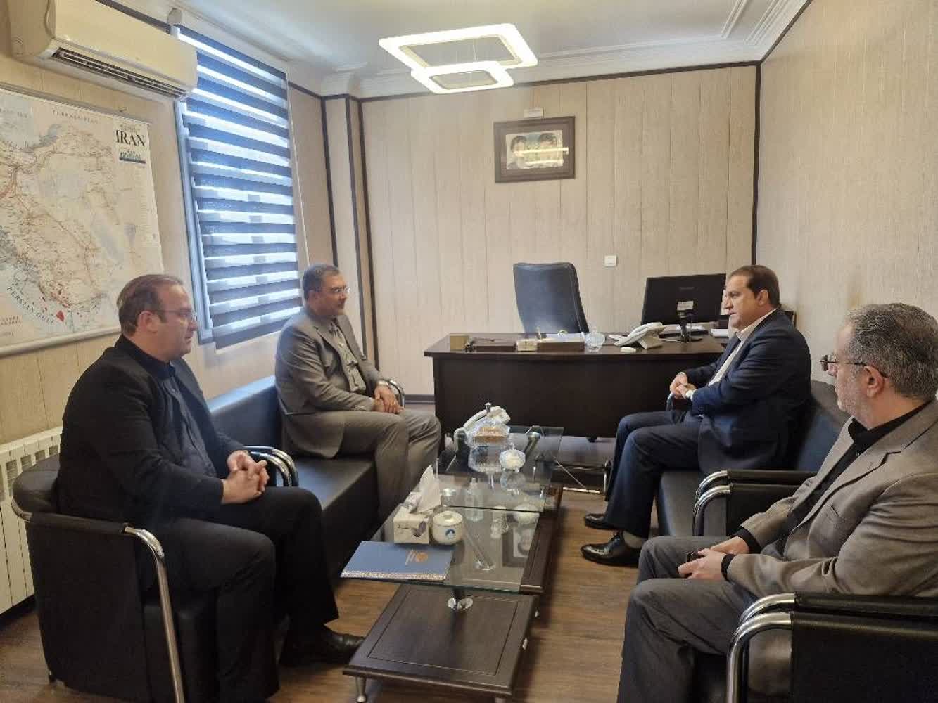 مدیرعامل شرکت آزمایشگاه فنی و مکانیک خاک به عنوان نماینده معین وزیر راه و شهرسازی در استان ایلام، با استاندار ایلام دیدار و گفتگو کرد